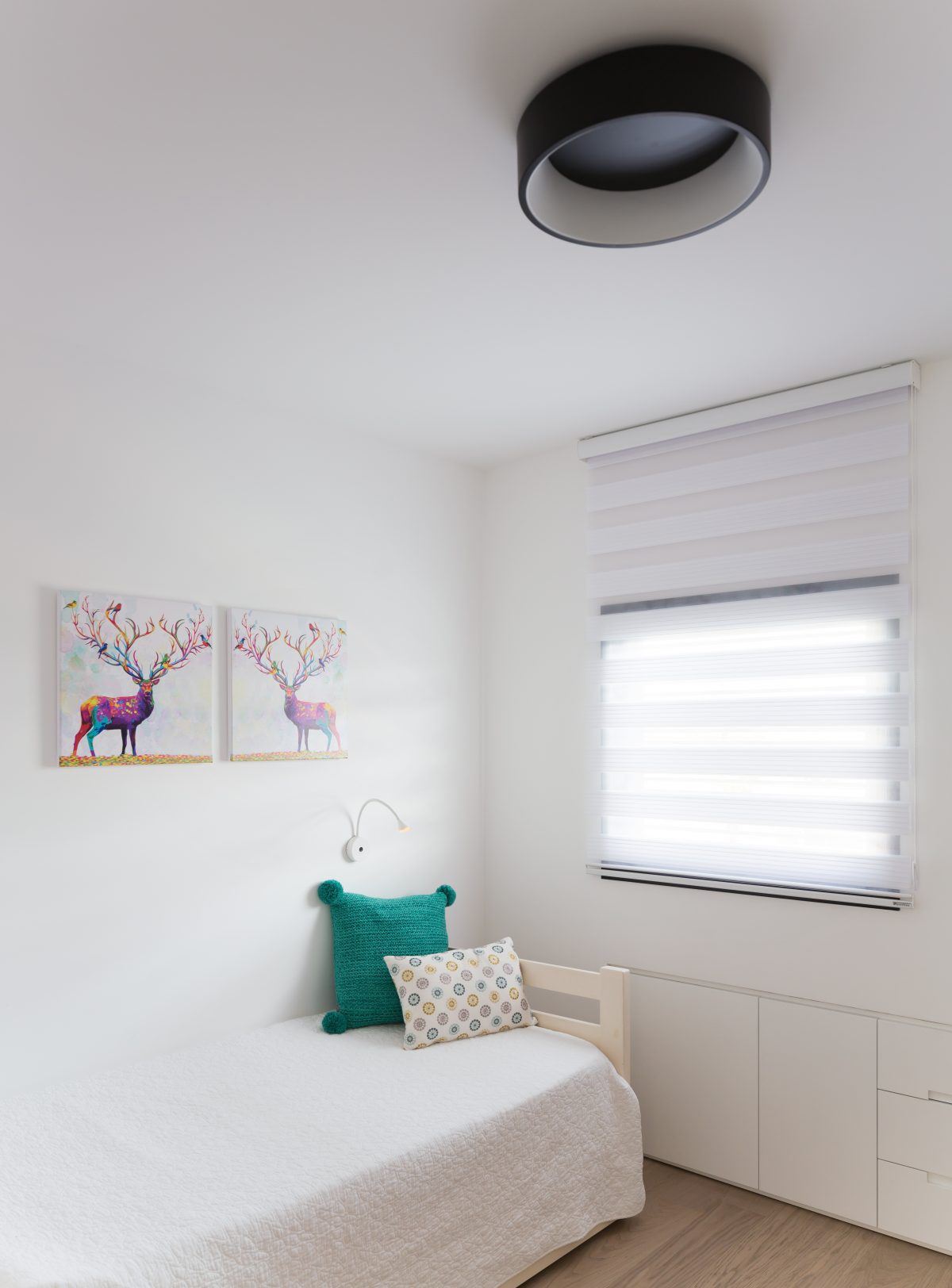 Penthouse apartment – Ra'anana עיצוב תאורת תקרה בחדר על ידי דורי קמחי